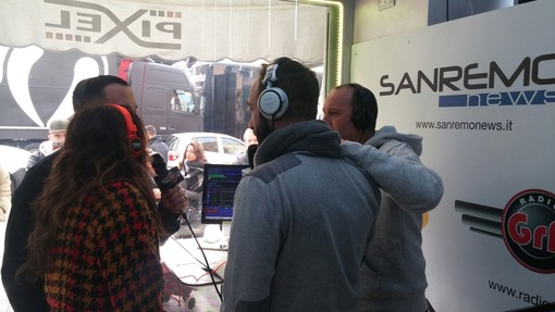 #Festival2017: i saluti di Giulia Luzi e Raige dalla postazione di Ragio Grp da 'Pixel' in piazza Colombo