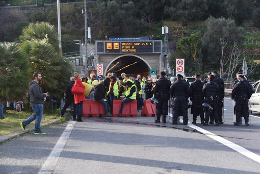 Ventimiglia: sbloccata la situazione al valico della A10, i 'Gilet Jaunes' si spostano nella zona della 'Turbie' (Foto e Video) Ventimiglia: sbloccata la situazione al valico della A10, i 'Gilet Jaunes' si spostano nella zona della 'Turbie' (Foto e Video)