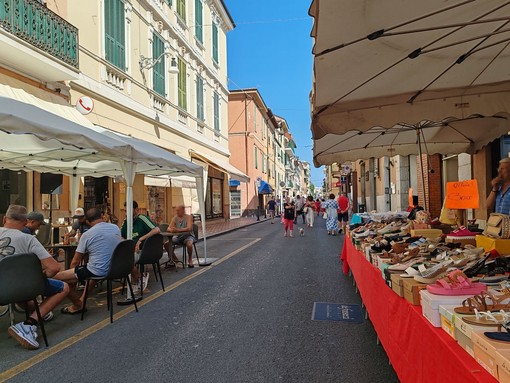 Shopping, gusto e divertimento: domenica tornano Dianaffari e la Giornata Commerciale del Ribasso Shopping, gusto e divertimento: domenica tornano Dianaffari e la Giornata Commerciale del Ribasso