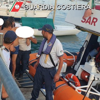 Sanremo: la Guardia Costiera soccorre tre diportisti naufragati su un'imbarcazione presa in affitto