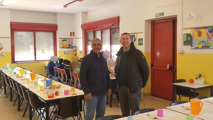 Bordighera: pranzo a sorpresa alla scuola di via Pasteur, l'Amministrazione controlla la qualità del pasto Bordighera: pranzo a sorpresa alla scuola di via Pasteur, l'Amministrazione controlla la qualità del pasto