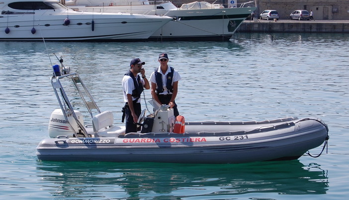 Imperia: pesci catturati troppo piccoli in Calata Cuneo, blitz della Guardia Costiera fa fuggire i pescatori Imperia: pesci catturati troppo piccoli in Calata Cuneo, blitz della Guardia Costiera fa fuggire i pescatori