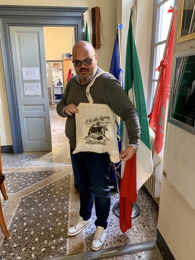 Riva Ligure: tremila borse in cotone per scoraggiare l'uso dei sacchetti di plastica