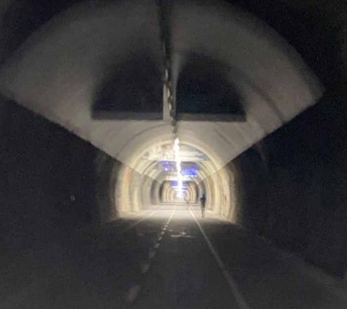 Galleria della ciclabile buia nel tratto sanremese mentre quello di Ospedaletti è perfettamente illuminato (Foto)