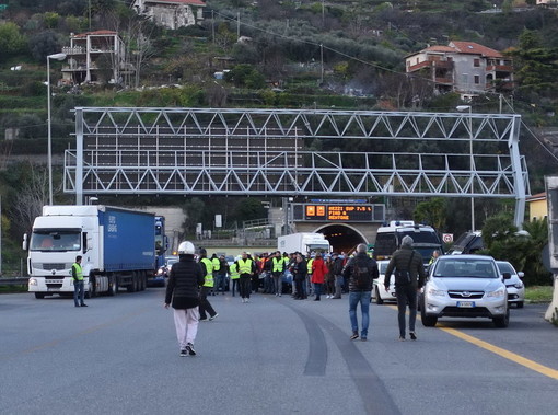 Domenica prossima prevista una nuova manifestazione dei 'gilet gialli' a Nizza: il Sindaco ne chiede il divieto Domenica prossima prevista una nuova manifestazione dei 'gilet gialli' a Nizza: il Sindaco ne chiede il divieto