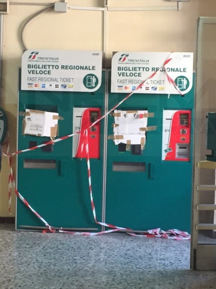 Imperia: biglietterie chiuse ed emettitrici guaste, la protesta dei viaggiatori alla stazione di Porto Maurizio Imperia: biglietterie chiuse ed emettitrici guaste, la protesta dei viaggiatori alla stazione di Porto Maurizio