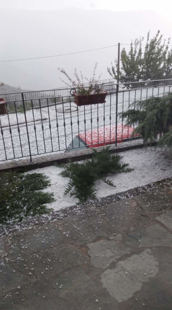 Entroterra di Imperia colpito dalla grandine: fulmini, forti precipitazioni e preoccupazione per olive e ortaggi (Foto e video)