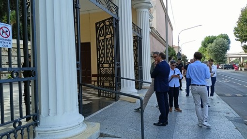 Ventimiglia: guardie giurate al Cimitero, il Vescovo "Luogo sacro, aiutare i migranti in altri posti" (Video)