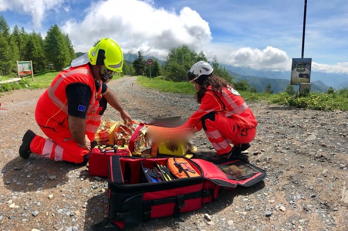 Ventimiglia: cade mentre raccoglie frutta da un albero da circa 3 metri, 75enne portato in ospedale Ventimiglia: cade mentre raccoglie frutta da un albero da circa 3 metri, 75enne portato in ospedale