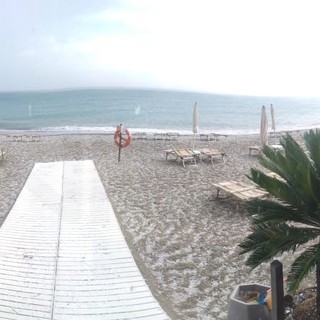 Maltempo oggi sul ponente: ecco la grandine in riva al mare sulla spiaggia di Bussana (Foto)