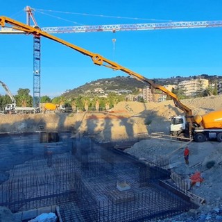 Sanremo: terminata a tempo di record la gettata di cemento per il Palazzetto a Pian di Poma Sanremo: terminata a tempo di record la gettata di cemento per il Palazzetto a Pian di Poma