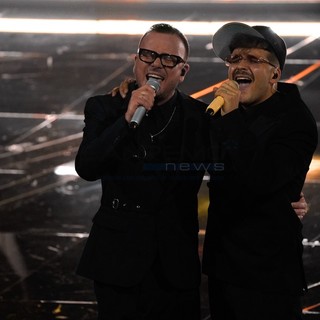 Sanremo 2024, Geolier vince la serata cover tra i fischi dell'Ariston: "Non mi sento di aver rubato la vittoria"