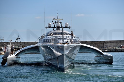 Sanremo: ad oltre un anno dalla sua ultima visita è tornato nella città dei fiori il trimarano più lungo al Mondo (Foto)