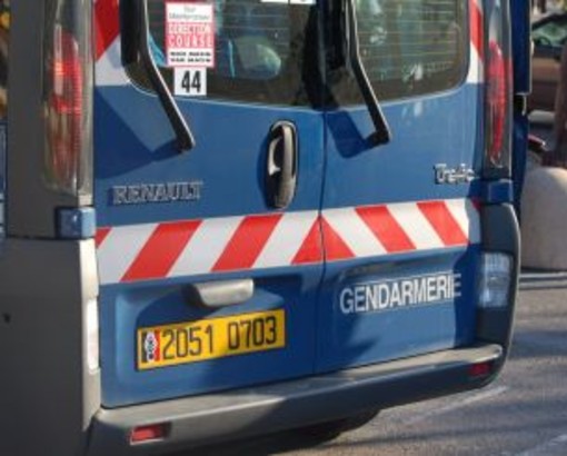 Mentone: non si ferma ad un controllo ed esce dall'auto con un machete, 35enne ucciso dalla Polizia