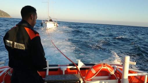 Doppia attività della Capitaneria di Porto di Imperia: ieri un salvataggio, mercoledì il recupero di un'imbarcazione dispersa post mareggiata