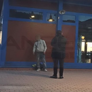 Ventimiglia: giovane ubriaco dà in escandescenze sul lungomare e minaccia di tirare una pietra, fermato (Video) Ventimiglia: giovane ubriaco dà in escandescenze sul lungomare e minaccia di tirare una pietra, fermato (Video)