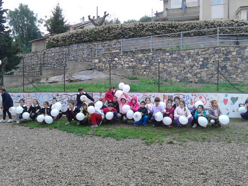 Diano San Pietro: oggi la 'Giornata della Pace' con il messaggio degli alunni delle Elementari (Foto) Diano San Pietro: oggi la 'Giornata della Pace' con il messaggio degli alunni delle Elementari (Foto)