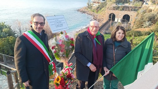 Bordighera celebra il Giorno della Memoria, mazzo di fiori alla targa di Baia Bagnabraghe (Foto e video) Bordighera celebra il Giorno della Memoria, mazzo di fiori alla targa di Baia Bagnabraghe (Foto e video)