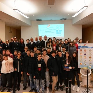 Con la Guardia Costiera oggi ad Imperia si è celebrata con gli studenti la 'Giornata del Mare' (Foto)