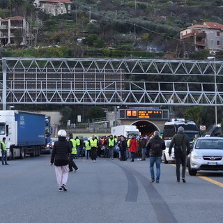 Domenica prossima prevista una nuova manifestazione dei 'gilet gialli' a Nizza: il Sindaco ne chiede il divieto Domenica prossima prevista una nuova manifestazione dei 'gilet gialli' a Nizza: il Sindaco ne chiede il divieto
