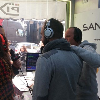 #Festival2017: i saluti di Giulia Luzi e Raige dalla postazione di Ragio Grp da 'Pixel' in piazza Colombo
