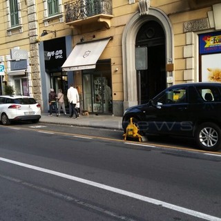 Sanremo: tolleranza zero contro i 'furbetti' del parcheggio, in via Roma scattano le ganasce Sanremo: tolleranza zero contro i 'furbetti' del parcheggio, in via Roma scattano le ganasce