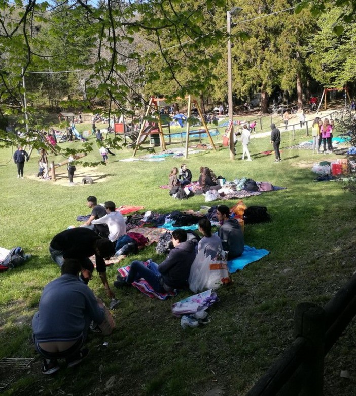 San Romolo tra degrado e inciviltà dopo Ferragosto, una lettrice: “Tavoli sporchi e fuochi a terra, abbiamo dovuto ripulire noi” San Romolo tra degrado e inciviltà dopo Ferragosto, una lettrice: “Tavoli sporchi e fuochi a terra, abbiamo dovuto ripulire noi”