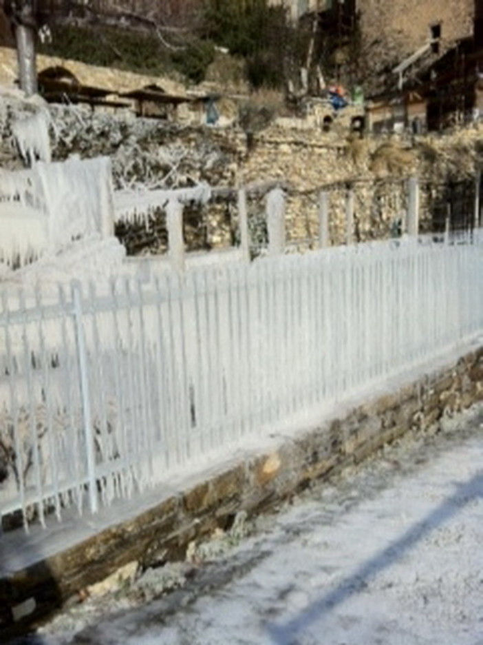 Freddo intenso e ghiaccio a Triora e Monesi: grande lavoro per ripristinare il servizio idrico