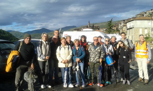 Grande successo per la gita nella valle Nervia dal borgo di Apricale a quello di Perinaldo (Foto) Grande successo per la gita nella valle Nervia dal borgo di Apricale a quello di Perinaldo (Foto)