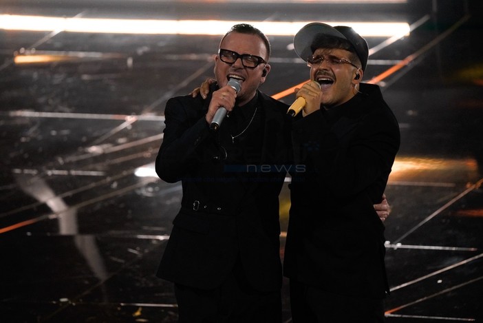 Sanremo 2024, Geolier vince la serata cover tra i fischi dell'Ariston: "Non mi sento di aver rubato la vittoria"
