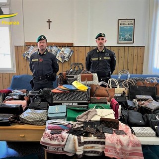Controlli della Guardia di Finanza nei mercati provinciali: sequestrati oltre 1.000 articoli contraffatti o pericolosi Controlli della Guardia di Finanza nei mercati provinciali: sequestrati oltre 1.000 articoli contraffatti o pericolosi