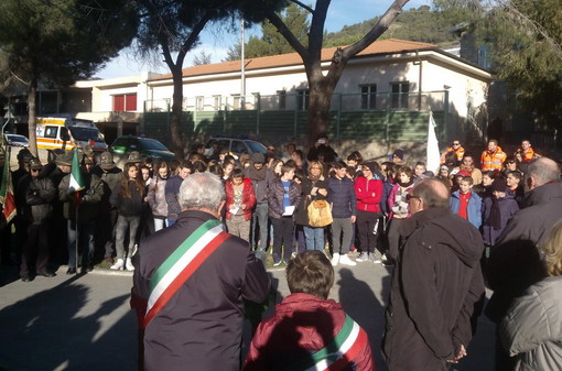 Vallecrosia: anche tantissimi giovani alla commemorazione del 'Giorno della Memoria' di martedì scorso Vallecrosia: anche tantissimi giovani alla commemorazione del 'Giorno della Memoria' di martedì scorso