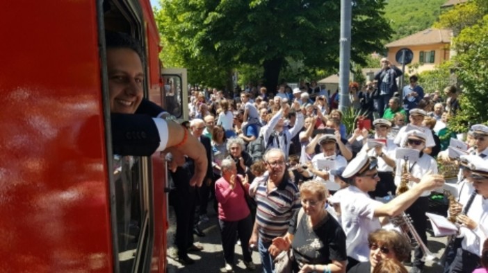 Giovanni Toti sul trenino di Casella