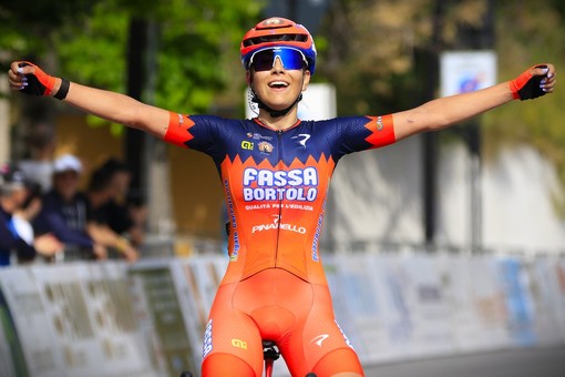 Giro delle Marche in Rosa, fuga vincente e trionfo in solitaria per la vallecrosina Irma Siri (Foto) Giro delle Marche in Rosa, fuga vincente e trionfo in solitaria per la vallecrosina Irma Siri (Foto)
