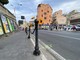 I girasoli lasciati sul paletto di via Martiri della Libertà I girasoli lasciati sul paletto di via Martiri della Libertà