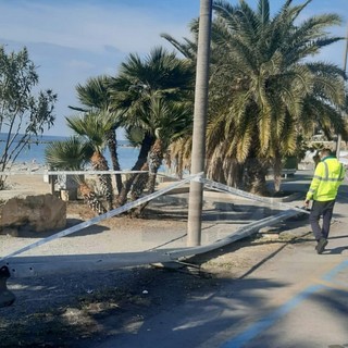 Sanremo: guard-rail divelto da un bus in piazzale Dapporto, la Municipale isola l'area (Foto)