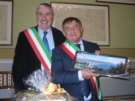 Rinnovato nella giornata di ieri il gemellaggio di Diano Marina con Diano d'Alba Rinnovato nella giornata di ieri il gemellaggio di Diano Marina con Diano d'Alba