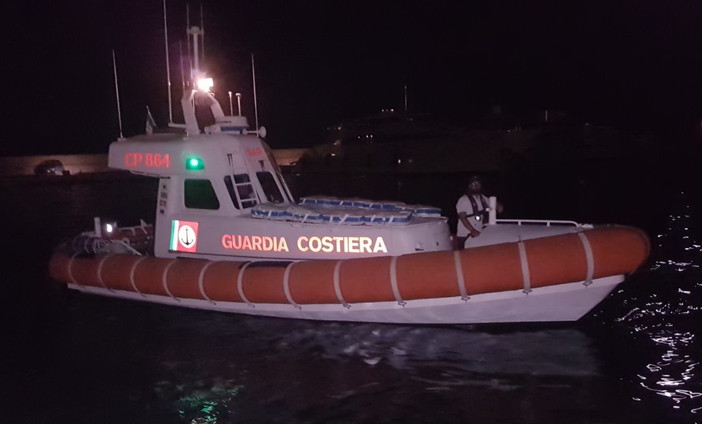 Sanremo: incendio ad un gommone a Portosole, in tre si salvano gettandosi in acqua, intervento della Guardia Costiera Sanremo: incendio ad un gommone a Portosole, in tre si salvano gettandosi in acqua, intervento della Guardia Costiera