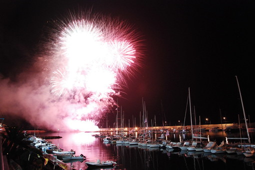 Sanremo: la 61a 'Giraglia' con il preludio dei fuochi d'artificio ed una partenza con il 'laser' Sanremo: la 61a 'Giraglia' con il preludio dei fuochi d'artificio ed una partenza con il 'laser'