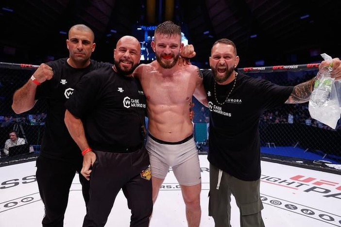 Mixed Martial Arts (MMA): il ponentino Giacomo Michelis vittorioso alla 'Cage Warriors' di Roma