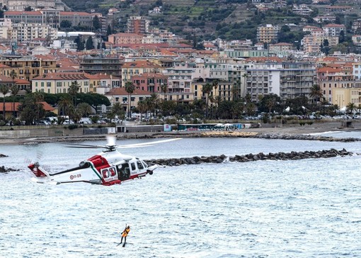 Esercitazione di ricerca e soccorso in mare a Sanremo: unità navali e aeree della Guardia Costiera in azione