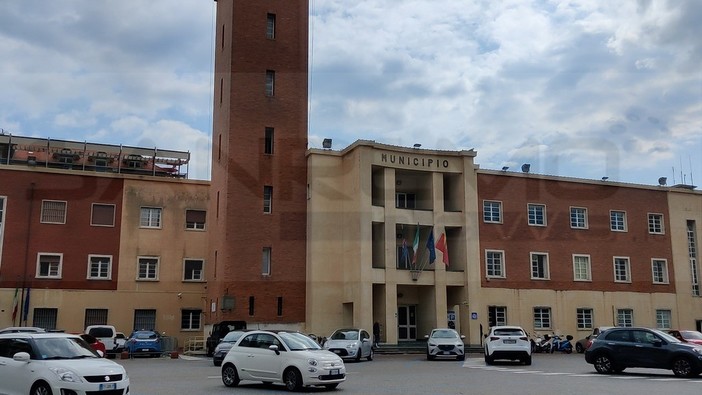 Ventimiglia: emesso il 'Daspo urbano' per l'allontanamento del parcheggiatore abusivo di fronte al Comune Ventimiglia: emesso il 'Daspo urbano' per l'allontanamento del parcheggiatore abusivo di fronte al Comune