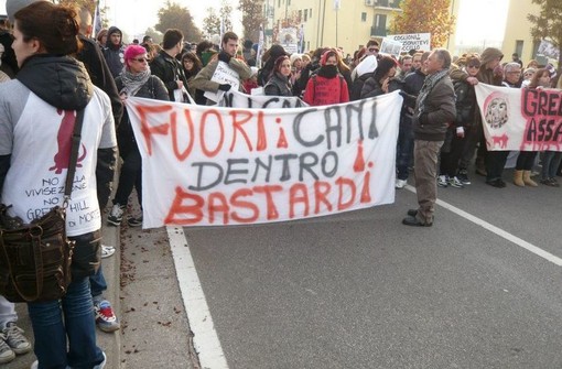 Anche una delegazione di Sanremo alla manifestazione a Montichiari contro il canile lager di Green Hill. Le foto Anche una delegazione di Sanremo alla manifestazione a Montichiari contro il canile lager di Green Hill. Le foto