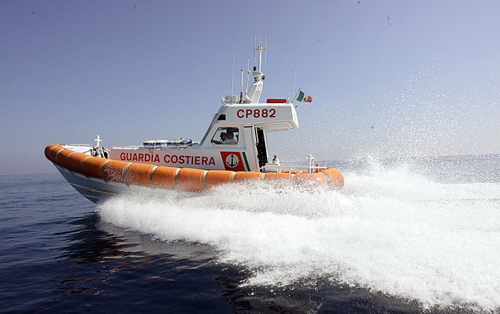 Ventimiglia: piccolo piccolo gozzo alla deriva, due diportisti salvati da un bagnino Ventimiglia: piccolo piccolo gozzo alla deriva, due diportisti salvati da un bagnino