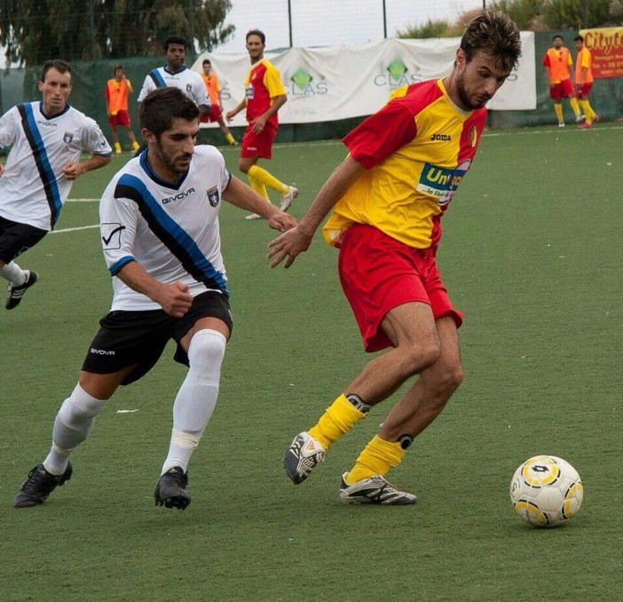 Nella foto Giacomo Lanteri (a sinistra), in azione: il difensore è il nuovo colpo della Sanstevese Nella foto Giacomo Lanteri (a sinistra), in azione: il difensore è il nuovo colpo della Sanstevese