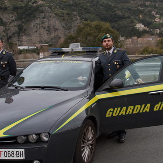 Ventimiglia: sequestrati dalla Finanza oltre 7.000 articoli natalizi pericolosi ad un negozio gestito da cinesi