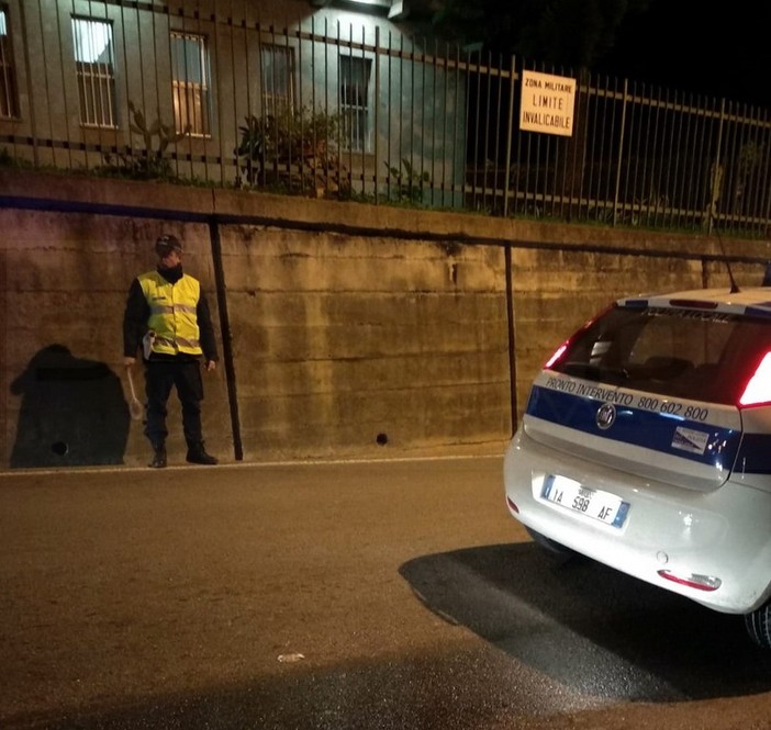 Sanremo: gasolio da un bus in corso Inglesi, intervento della Polizia Municipale e di Rt (Foto)
