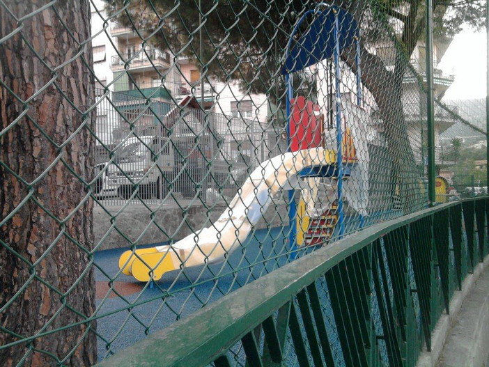 Sanremo: montati i giochi per i bambini al Borgo, la mail con foto di un nostro lettore