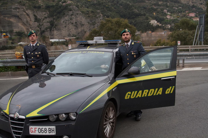 Ventimiglia: sequestrati dalla Finanza oltre 7.000 articoli natalizi pericolosi ad un negozio gestito da cinesi