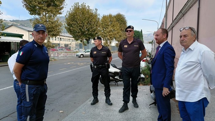 Ventimiglia: migranti al cimitero, la Scuola di Pace al sindaco "Ha guardato queste persone negli occhi?"